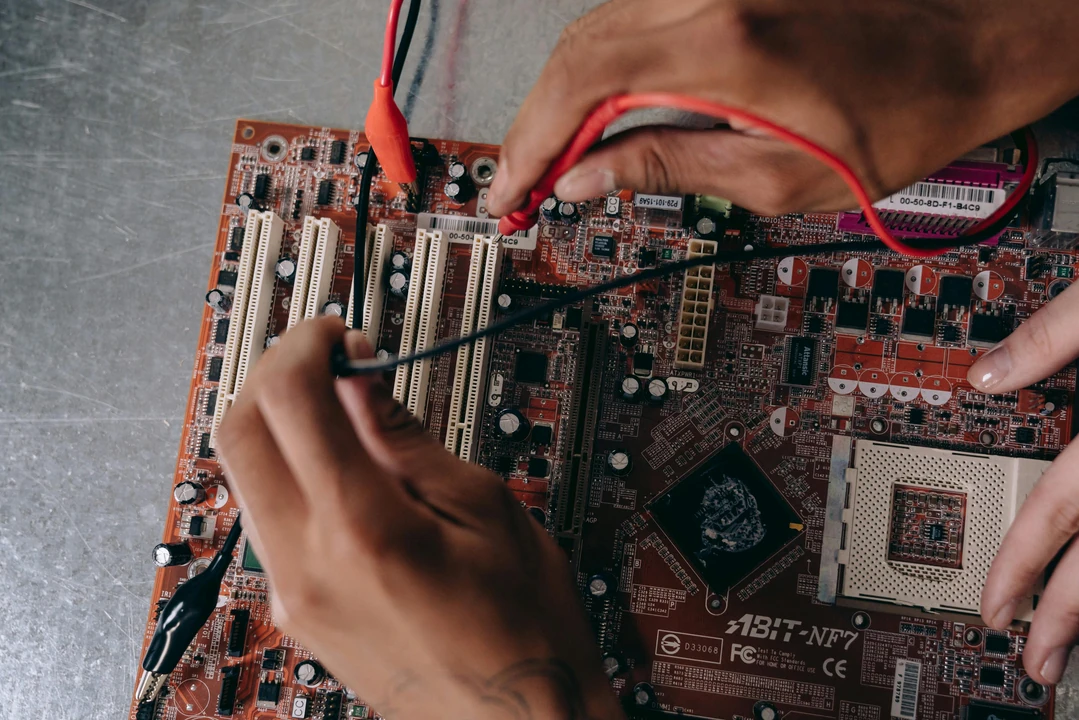 Profissional de TI trabalhando em um notebook