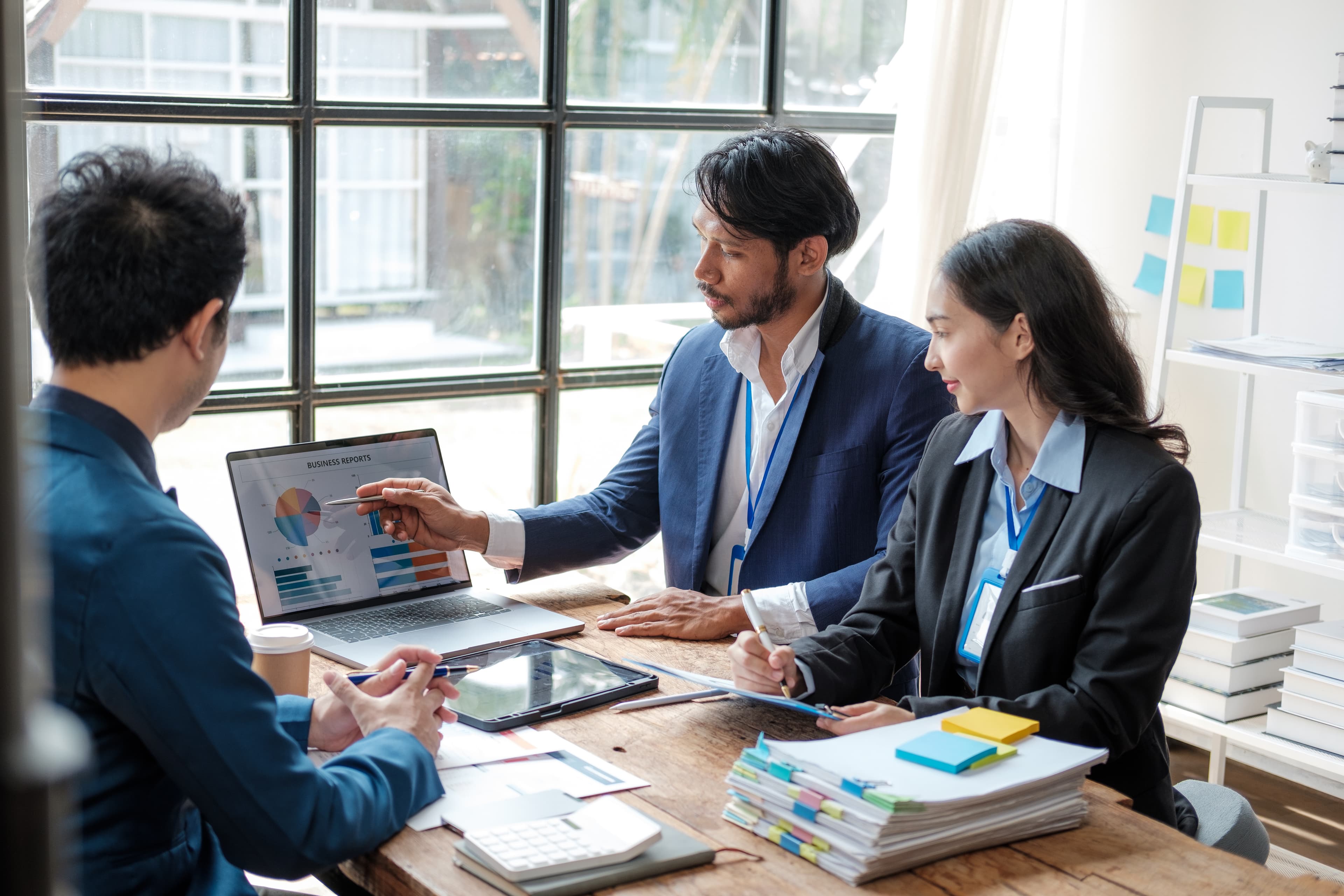 Pessoas em um workshop desenhando fluxos em um quadro branco